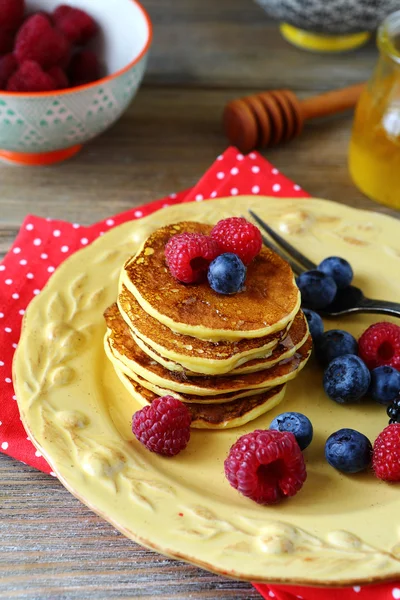 Pfannkuchen mit Honig und Beeren — Stockfoto