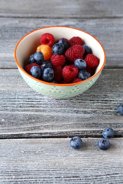 Gartenbeeren in einer Schüssel — Stockfoto