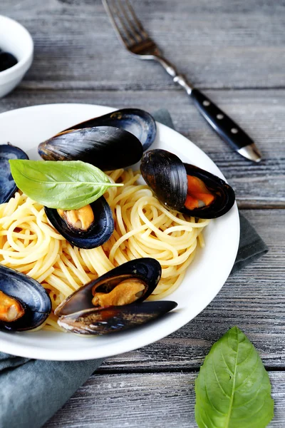 Mejillones de mar picantes con pasta —  Fotos de Stock