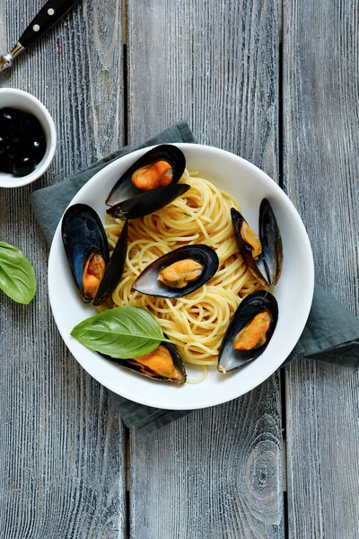 Spaghetti con cozze di mare — Foto Stock