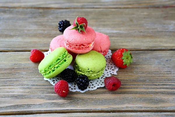 Green and pink macaroon with berries — Stock Photo, Image