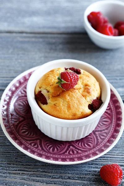 Muffin med söta hallon — Stockfoto