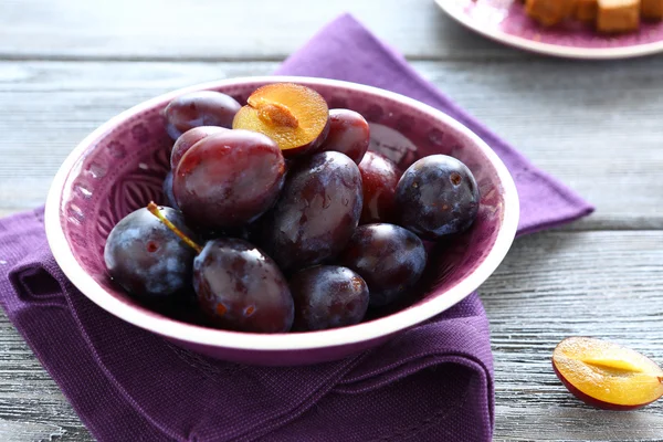 Ripe plum  in a small bowl — Stock Photo, Image
