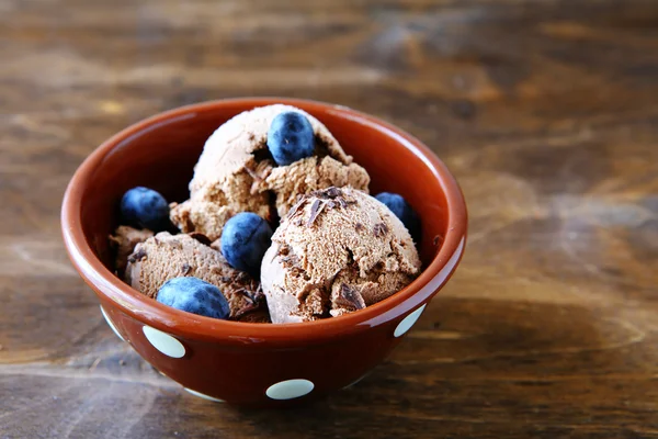 Gelato al cioccolato in una ciotola — Foto Stock