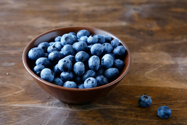 Frische Blaubeeren in einer Schüssel — Stockfoto