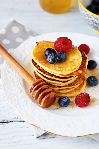 Crêpes sucrées sur une assiette blanche — Photo