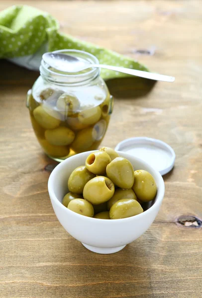 Olive sottaceto in una ciotola — Foto Stock