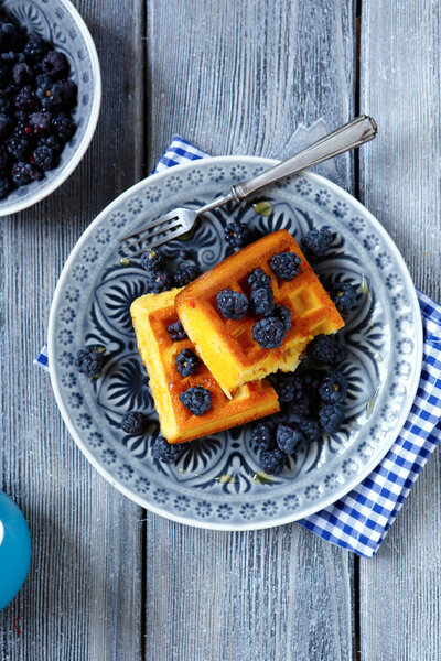 Вафли со свежими лесными ягодами
