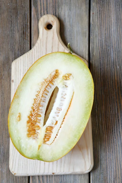 Rijp meloen op een snijplank — Stockfoto