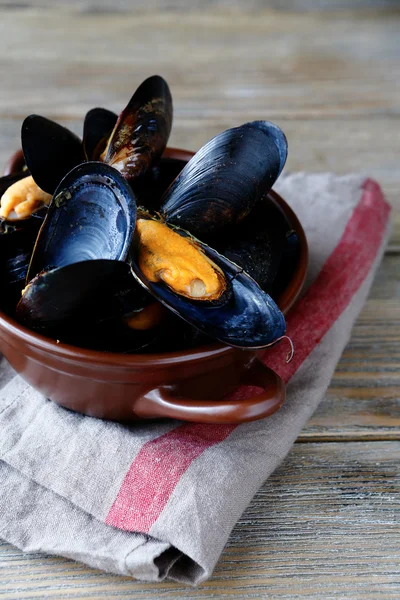 Marine mussels in sauce — Stock Photo, Image