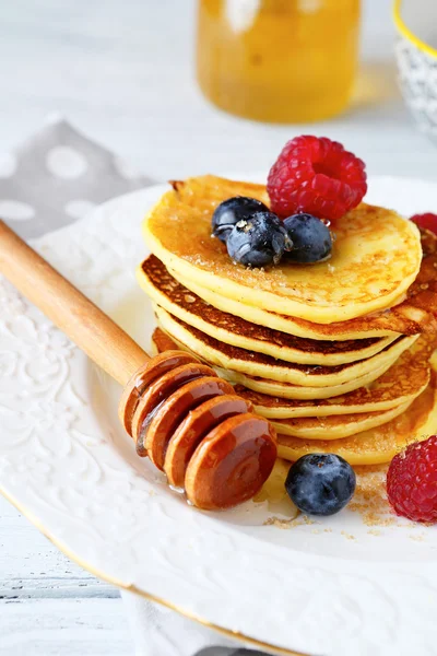 Zoete pannenkoeken op een plaat — Stockfoto