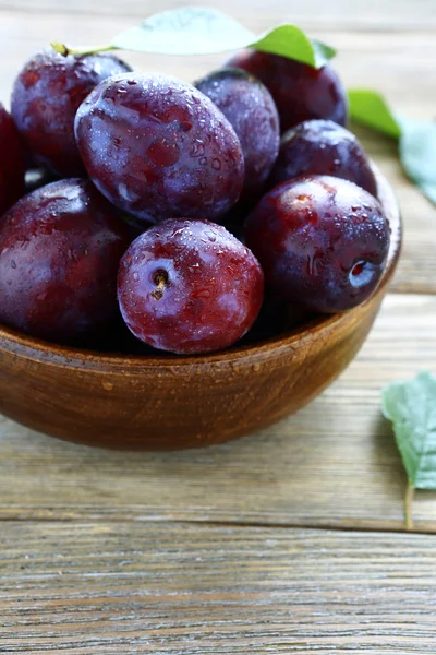 Ripe plums in a bowl — Stock Photo, Image