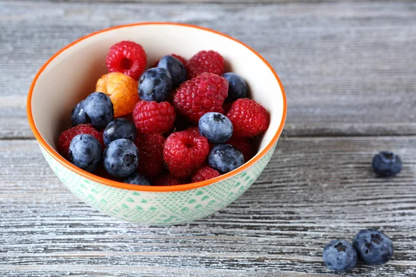 Fresh raspberries and blueberry in bowl — Stock Photo, Image