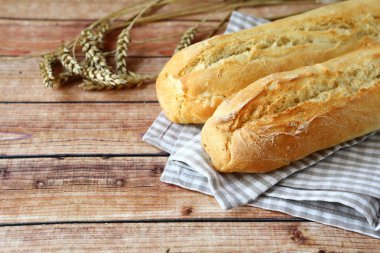 ahşap bir masa üzerinde baget