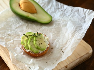  Avokado dilimleri ile tost