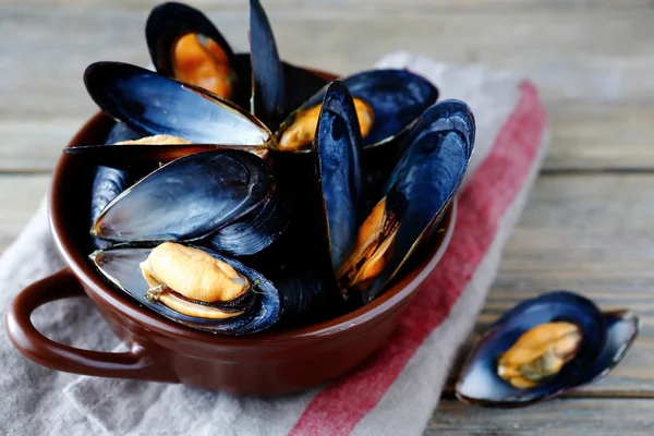 Mejillones picantes en cáscara y salsa —  Fotos de Stock