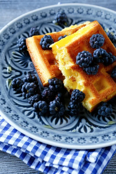 Kahvaltı waffle çilek ile — Stok fotoğraf