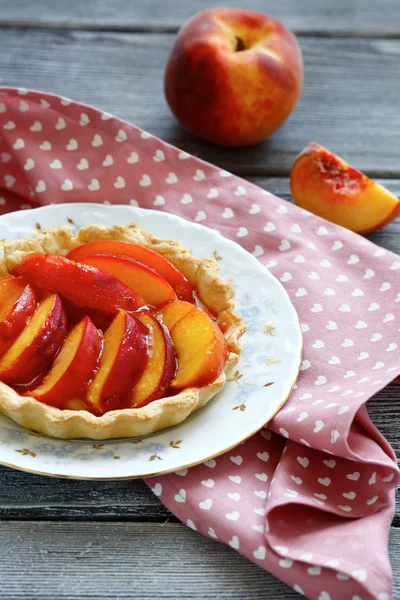 Hausgemachte Torte mit Pfirsichscheiben — Stockfoto