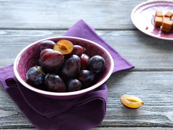 Gardens fresh plums in a bowl — Stock Photo, Image