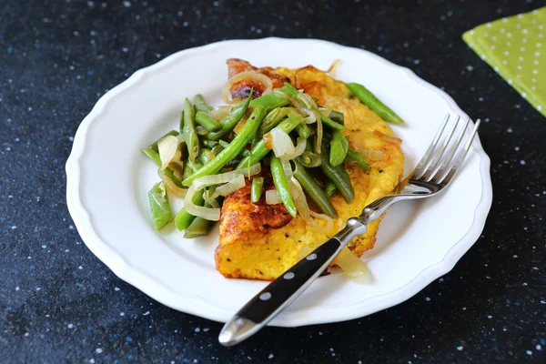 Äggröra till frukost med grönsaker — Stockfoto