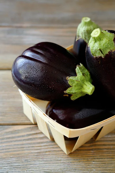 Färska aubergine i en trälåda — Stockfoto