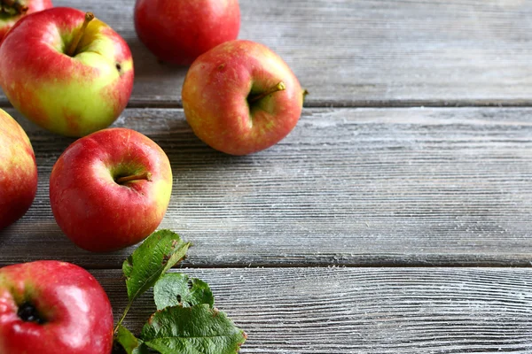 Fresh apples on wooden boards — Stock Photo, Image