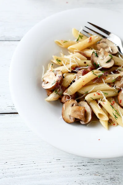 Pasta con queso y setas — Foto de Stock