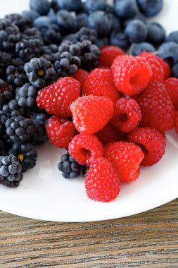 Beyaz bir plaka üzerinde çeşitli berry