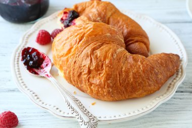 bir plaka üzerinde tatlı kruvasan