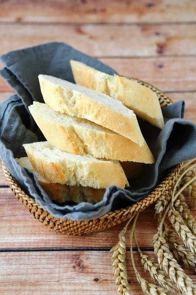 Pedaços de pão numa tigela — Fotografia de Stock