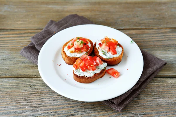 Üç domates bruschetta — Stok fotoğraf