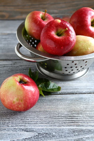 Süße Äpfel im Sieb — Stockfoto