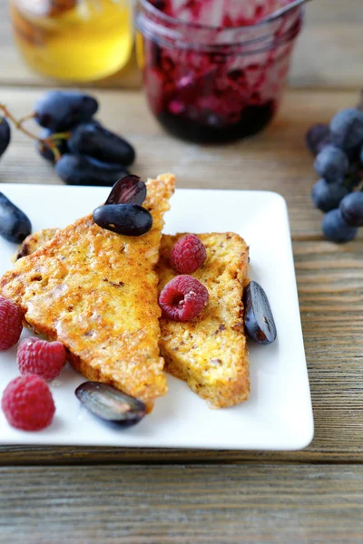 Egg toast with berries — Stock Photo, Image