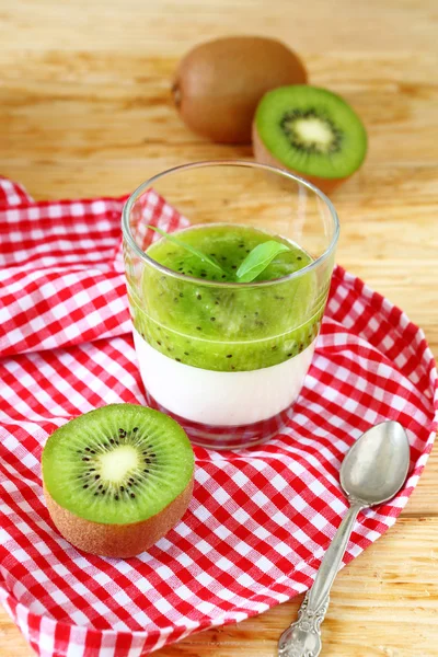 Cream dessert with kiwi slices — Stock Photo, Image