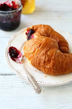 Beyaz bir tabak taze pişmiş kruvasan