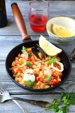 lezzetli paella midye ve kalamar siyah kaplan karides ile