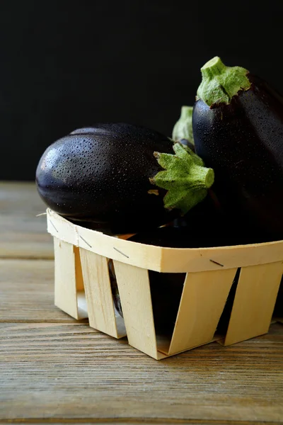 Färska aubergine i en låda — Stockfoto