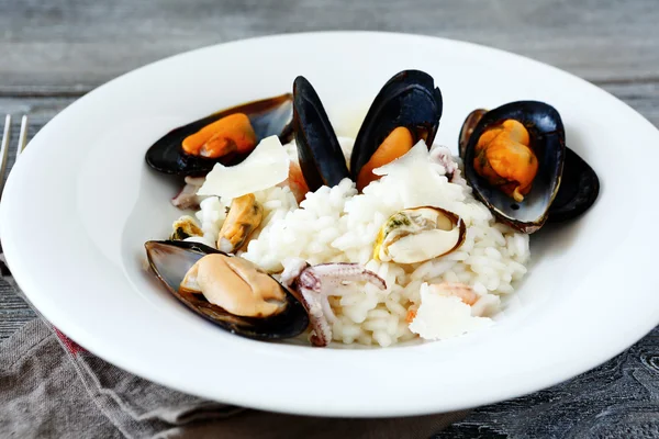 Fresh mussels with rice — Stock Photo, Image