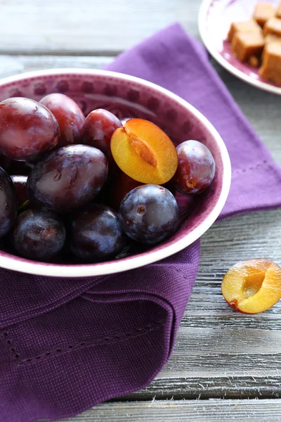 Ripe and fresh plums in a bowl, — Stock Photo, Image