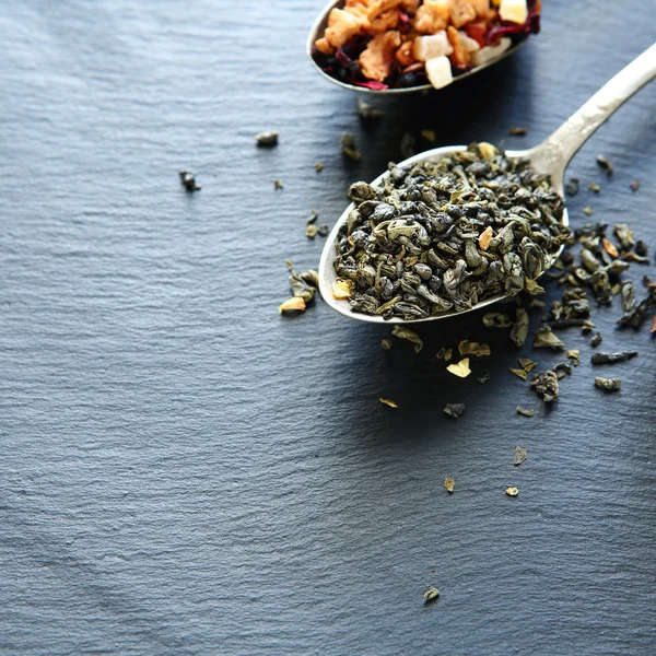 Grüner Tee in einem Teelöffel — Stockfoto