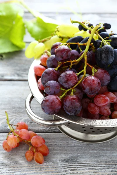 Ripe grapes in colander — Stock Photo, Image