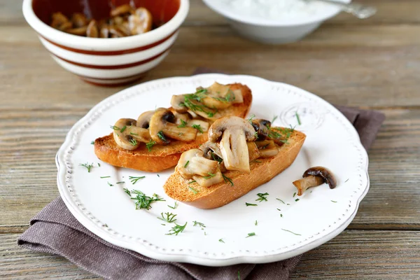 Delizioso pane tostato con funghi — Foto Stock