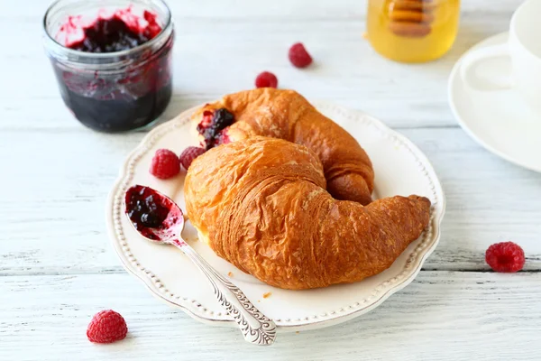 Heerlijke croissant met frambozen en jam — Stockfoto