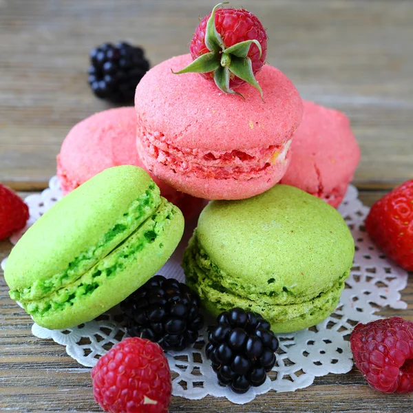 Delicious berry and macaroon — Stock Photo, Image