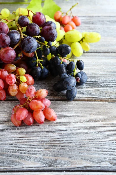 Verschiedene Traubensorten auf den Brettern — Stockfoto