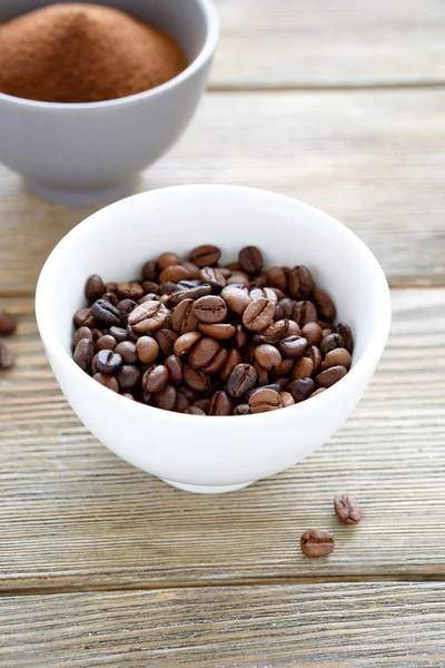 Whole and Grinded grains of black coffee — Stock Photo, Image