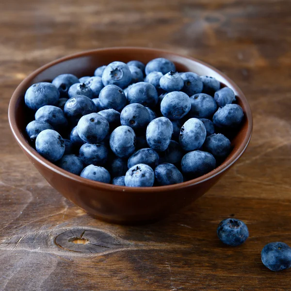 在木板上一碗新鲜蓝莓 — 图库照片