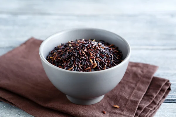 Raw black rice in a gray clay bowl — Stock Photo, Image