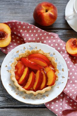 Şeftali bir dilim ile tart,