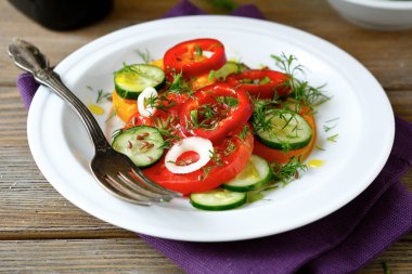 Taze sebze salatası.